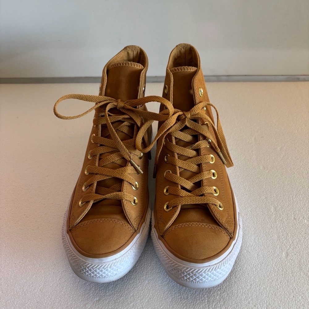 Converse Chuck Taylor All Star Leather High Top Sneaker Men’s 6.5/Women’s 8.5